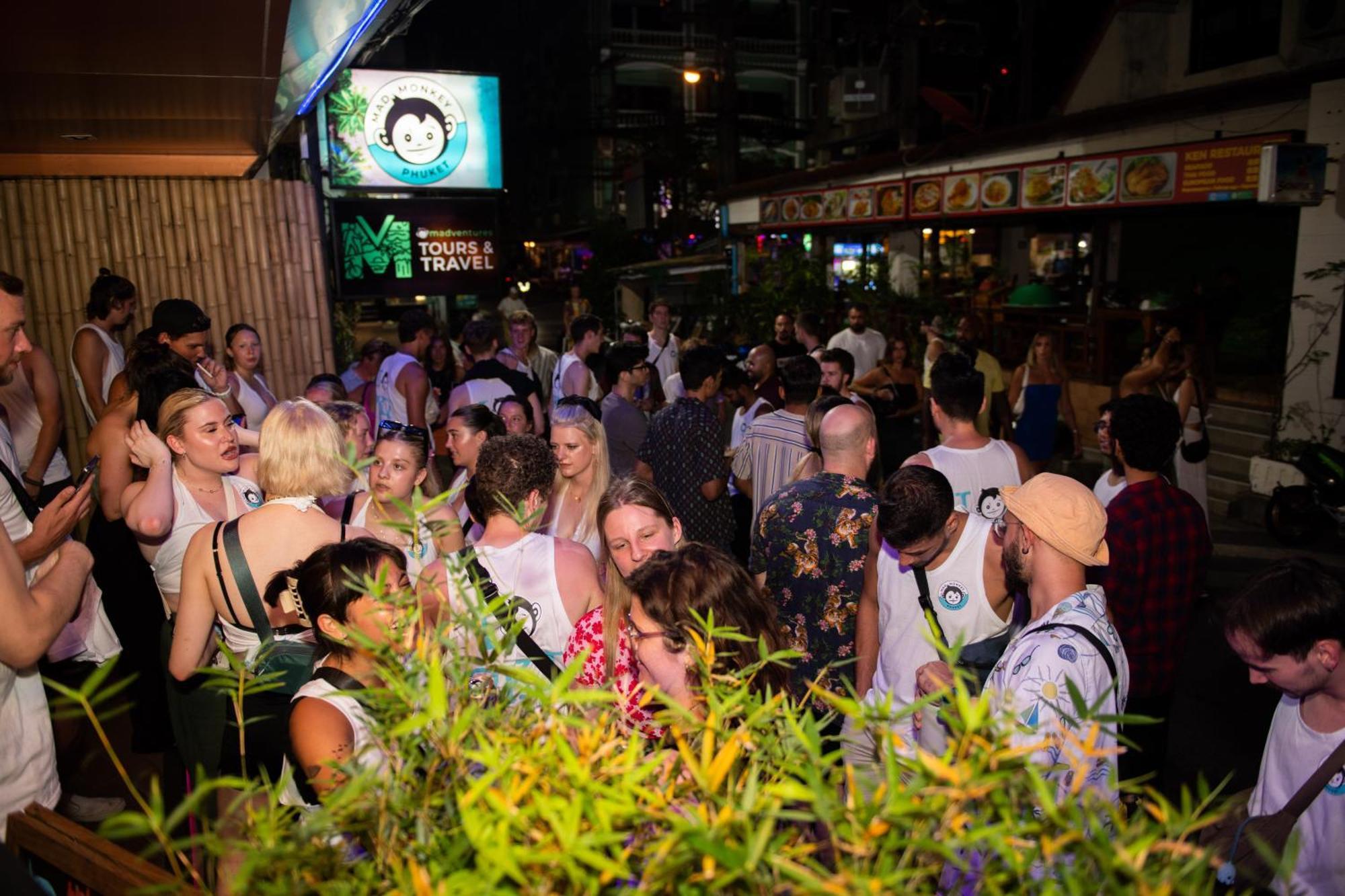 Hostel Mad Monkey Phuket Patong Exterior foto